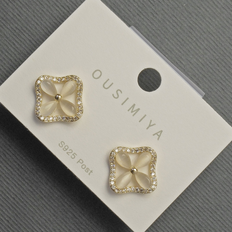 Boucles d'oreilles puce «Trèfle» œil-de-chat 14 mm ±, strass blancs, métal doré