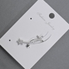 Puce d'oreille dorée avec cabochon et strass blancs 11 × 28 mm ±