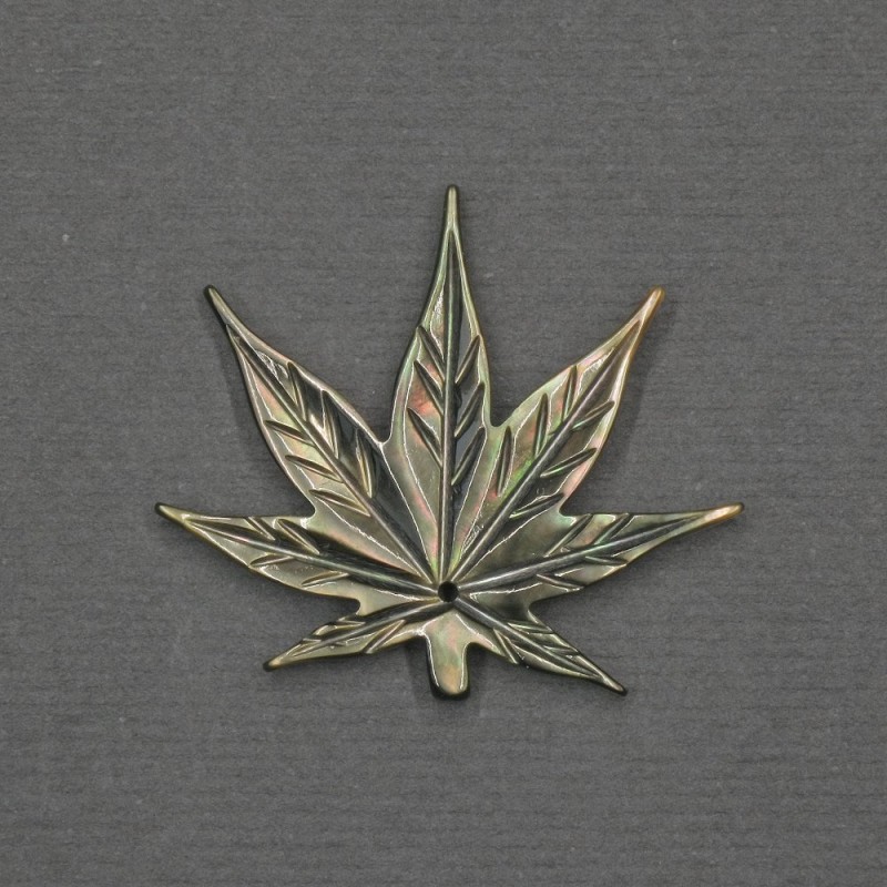 Pendentif-feuille avec nacre verte, 26×30×2 mm ± métal doré