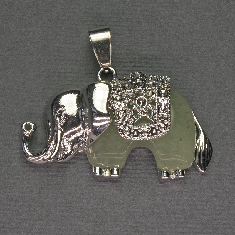 Pendentif Éléphant en néphrite 39 × 34 mm ± métal argenté