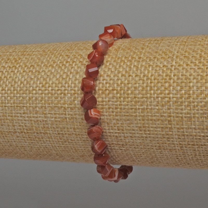 Bracelet en cornaline facettée en losanges, diamètre 6 mm ±, longueur 18 cm ±, élastique