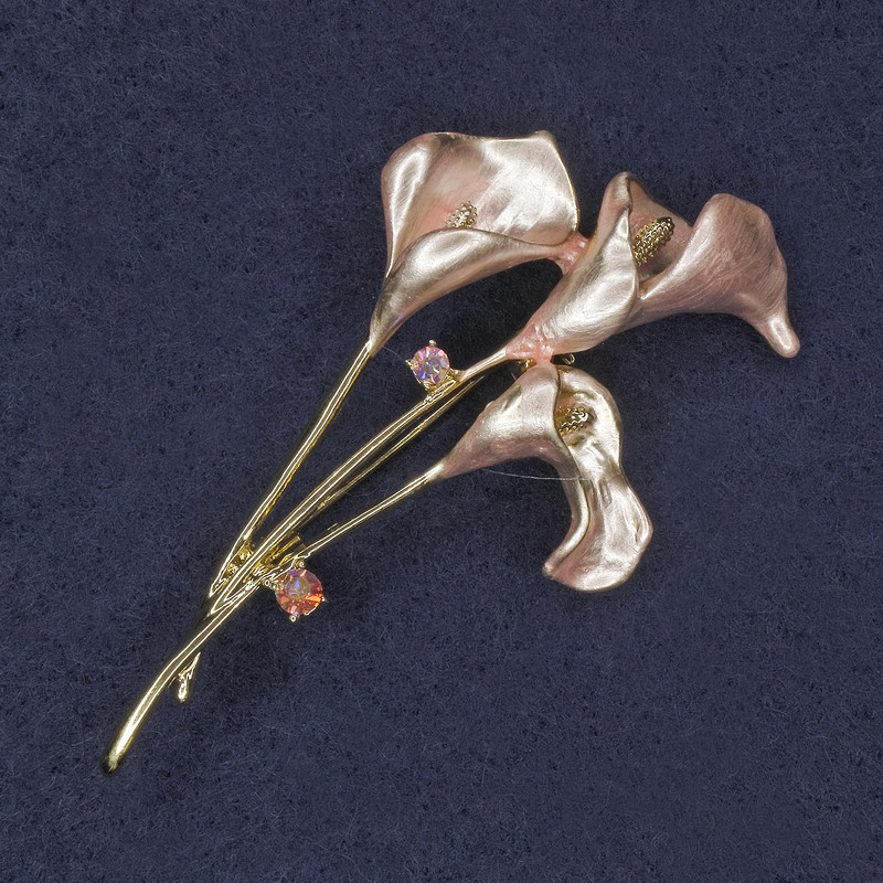 Broche Kala, strass, émail rose, métal doré, 35×60 mm+