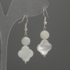 Boucles d'oreilles nacrées en forme de trèfle 12 mm +/- bille 6 mm +/- longueur 38 mm +/-