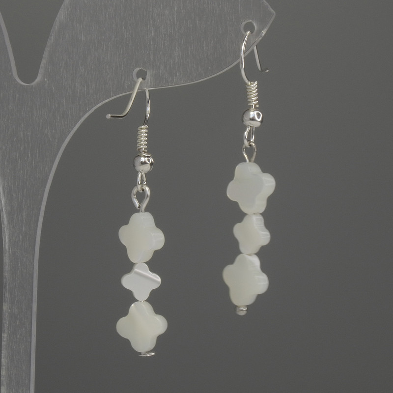 Boucles d'oreilles nacrées en forme de trèfle 6mm+-, longueur 43mm+-