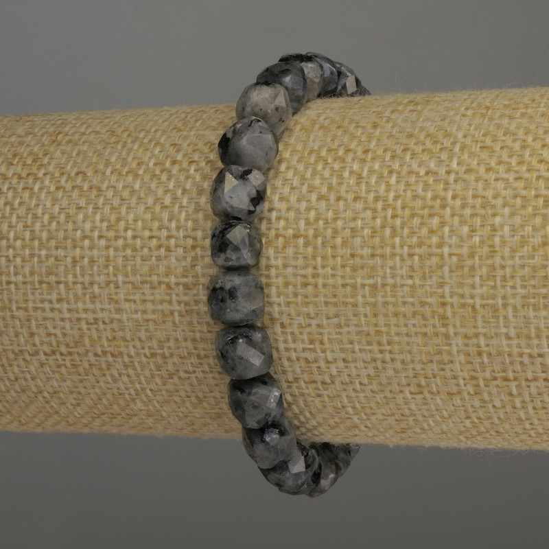 Bracelet en larvikite, cubes facettés de 7 mm de côté, longueur 18 cm, élastique