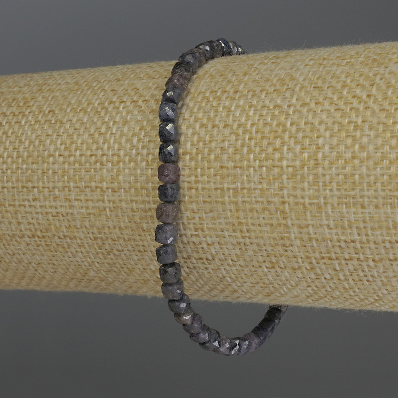 Bracelet en saphir facetté, forme cube, diamètre 4 mm +-, longueur 18 cm, élastique