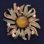 Broche fleur, diamètre environ 63 mm, couleur marron, émail et strass, à aimant
