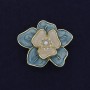 Broche fleur blanche et bleue, émail et perles, 33 mm ±, métal doré