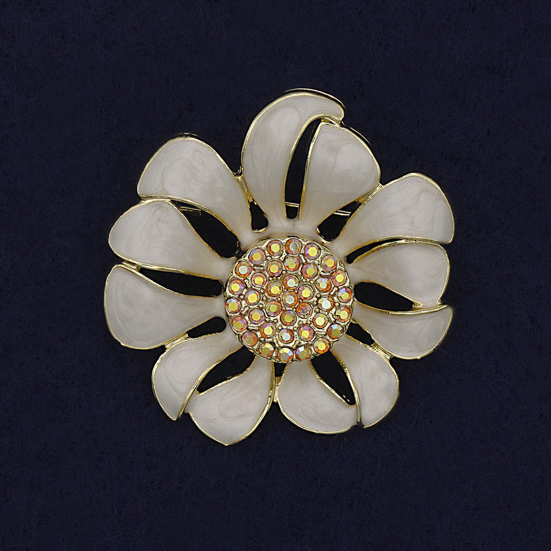 Broche-pendentif Fleur émail blanc et strass 37 mm ± métal doré