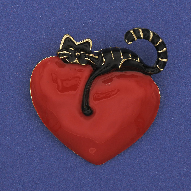 Broche Chat sur le cœur émaillé 42×39 mm ± métal doré