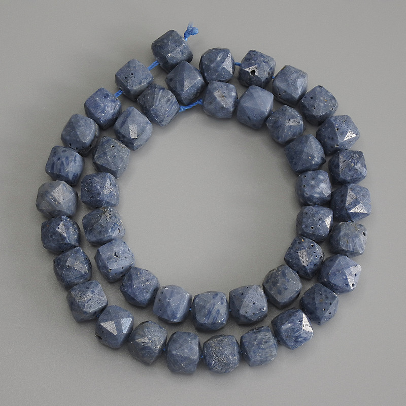 Perles de corail éponge facettées cube 9×9 mm, longueur 37 cm ±
