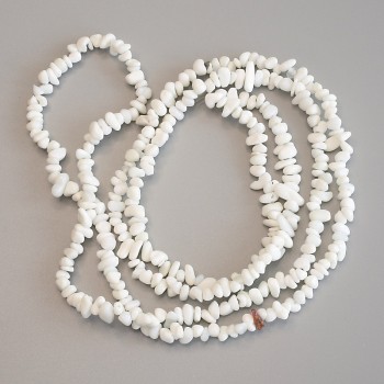 Perles de quartz blanc en copeaux, diamètre 4–7×3 mm, longueur environ 86 cm sur fil