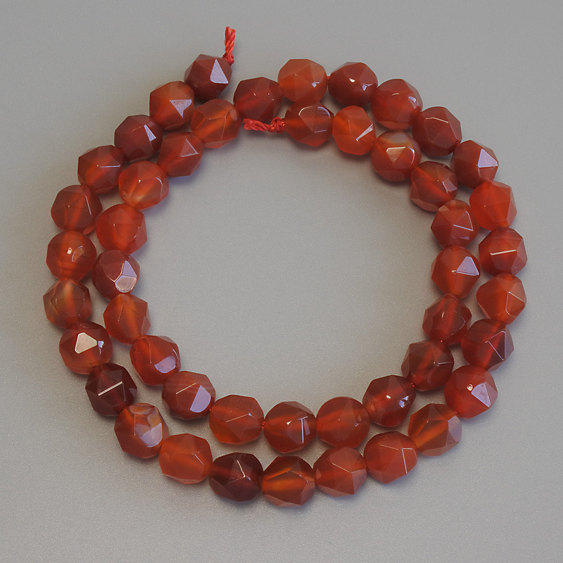 Perles de cornaline facettées 8x7 mm ± sur fil, longueur 37 cm+