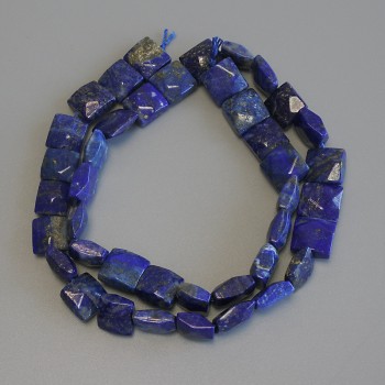 Perles d'azurite facettées carrées 8,5–9,5 mm sur fil, longueur 39 cm+