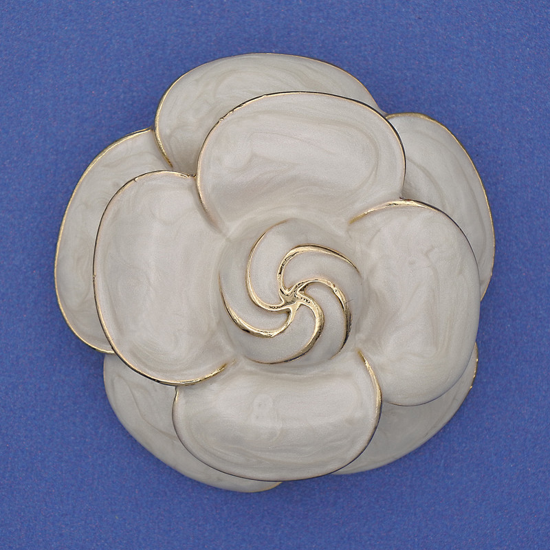 Broche Fleur émaillée doré sur métal 45 mm+