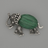 Broche-pendante Éléphant en malachite 45×27 mm ± strass noirs, métal argenté
