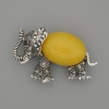 Broche-pendentif Éléphant ambre artificiel 45×27 mm ±, strass noirs, métal argenté