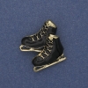 Broche-pendentif « Patins » émail noir et métal doré, 23 × 32 mm +