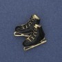 Broche-pendentif « Patins » émail noir et métal doré, 23 × 32 mm +