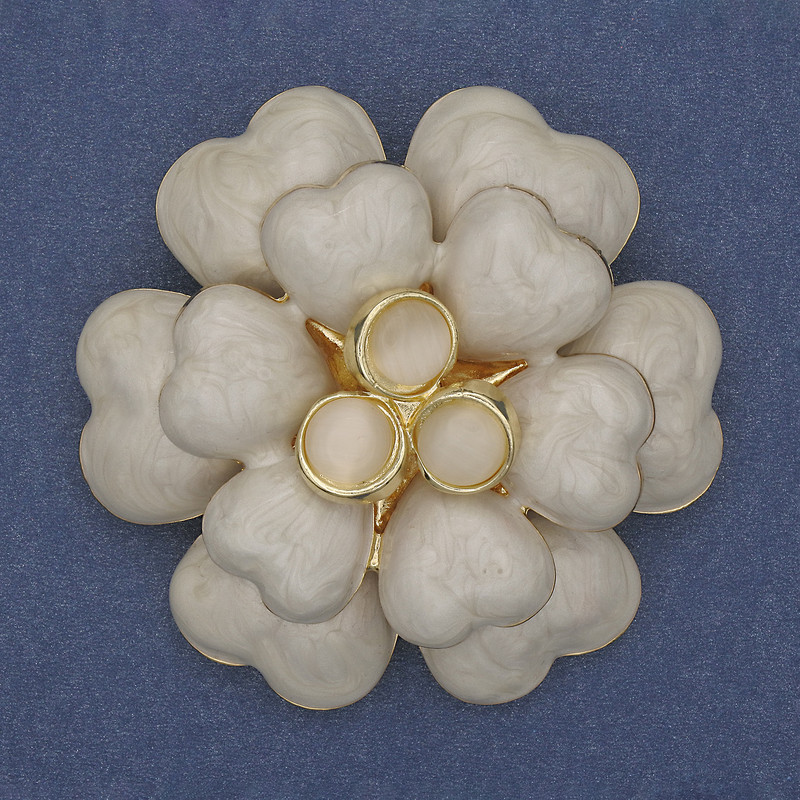 Broche fleur beige émaillé perles œil-de-chat métal doré 61 mm+