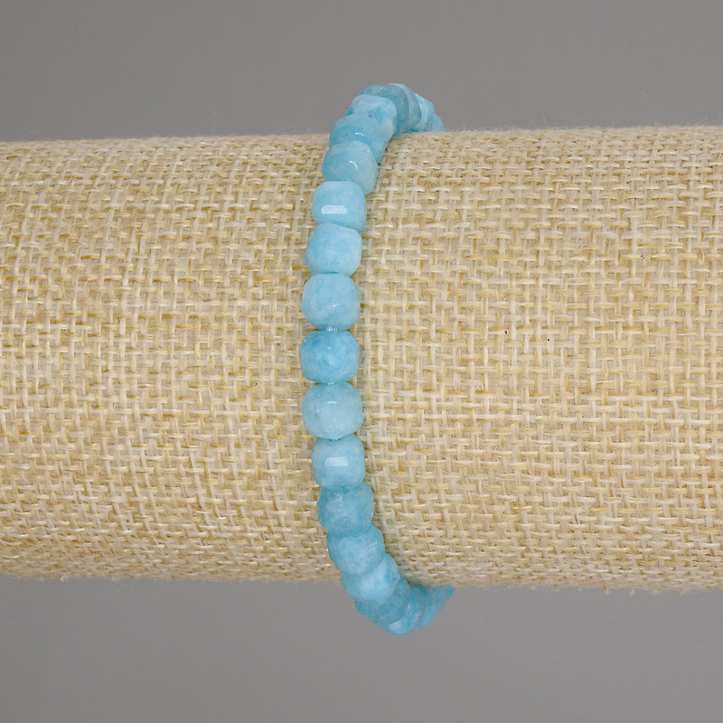 Bracelet en aigue-marine facettée cube, diamètre 5×5 mm ±, longueur 18 cm ± élastique