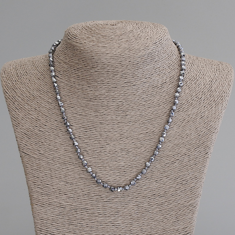 Collier en térahertz, cubes facettés de 4×4 mm, longueur 50 cm ± avec fermoir