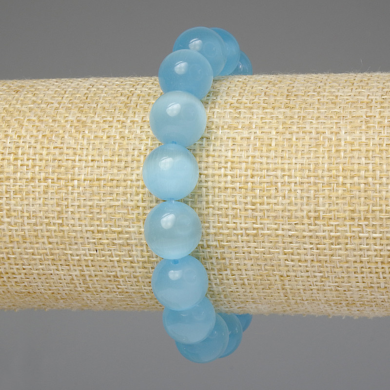Bracelet œil-de-chat bleu clair, boules lisses 12 mm ±, longueur 18 cm ±, élastique