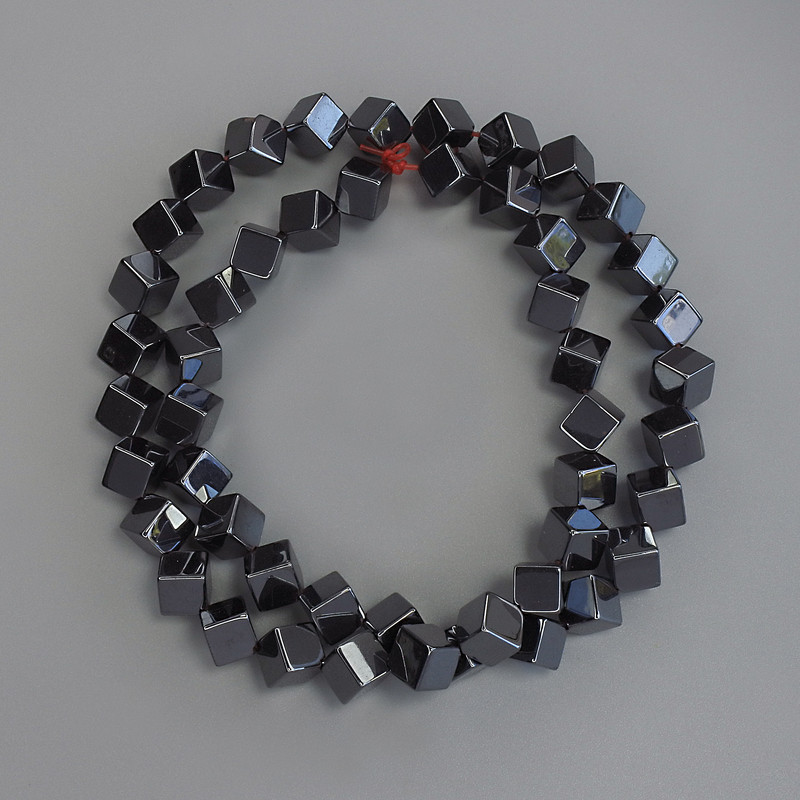 Perles d'hématite cube à trou transversal, 5,5×5,5 mm ±, sur fil, longueur 40 cm+
