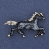 Broche « Cheval » émail coloré, strass blancs, métal argenté 50×32 mm+