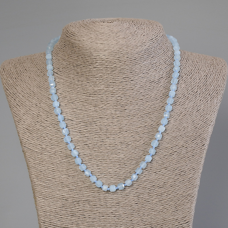 Collier en aquamarine facettée, cubes de 5 × 5 mm, longueur 50 cm