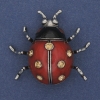 Broche-pendante Soleil rouge, émail rouge et strass jaunes, métal argenté, 42×47 mm+
