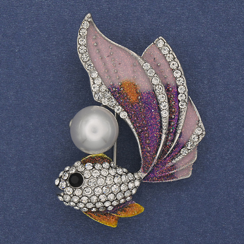 Broche-pendentif Poisson violet émail, strass blancs, perle, métal doré, 47 × 32 mm +
