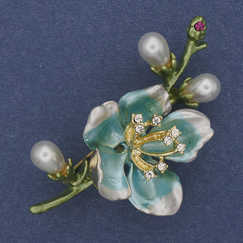 Broche bleu clair et vert émail, perles et strass, métal doré, 28×55 mm+