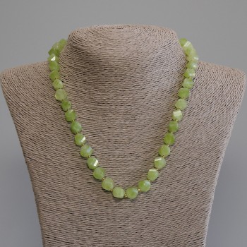 Collier chrysoprase et olivine, losange facetté, diamètre 9×8 mm ±, perles de rocaille 3 mm ±, longueur environ 50 mm ±, avec fermoir