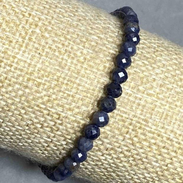 Bracelet en saphir facetté, billes de 4–5 mm, longueur 18 cm, élastique
