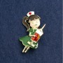 Broche «Infirmière», émail vert et rouge, métal doré 44 × 25 mm