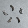 PROMO ! Pendentif Lune en plastique couleur argent foncé, dimensions 15x7, 5x4, ouverture 5 mm ±, diamètre 2 mm ±, conditionnement 0,5 kg