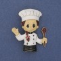 Broche «Chef» en émail coloré et métal doré, 45 × 38 mm+