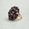 Bague Éclats de Grenat sur monture lisse 30x26 mm ± métal doré, taille non précisée