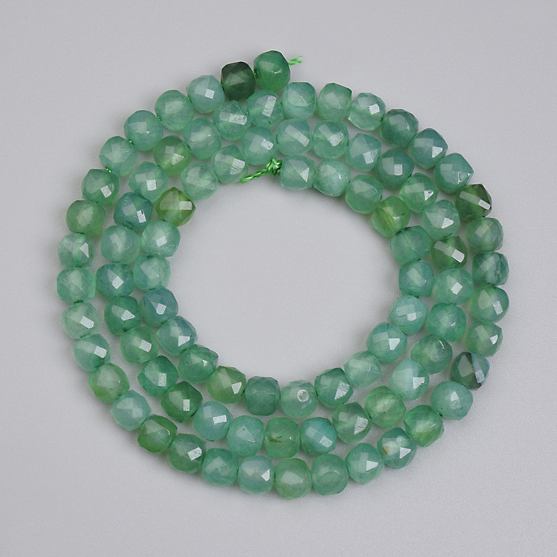 Perles agate verte facettée cube 4,5×4,5 mm +- longueur 39 cm sur fil