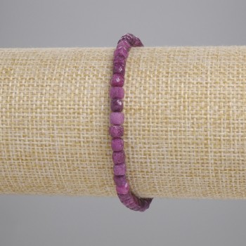 Bracelet en rubis facetté, cubes 4×4 mm ±, longueur 18 cm ±, élastique