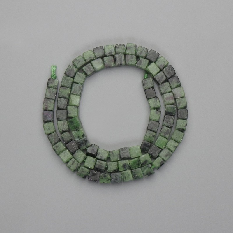 Perles Zoïsite cube 4×4 mm, longueur environ 39 cm sur fil