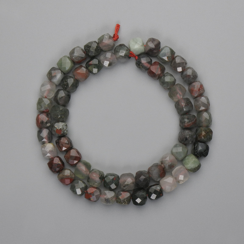 Perles d'héliotrope facettées en cubes 7×7 mm +-, longueur 39 cm+-