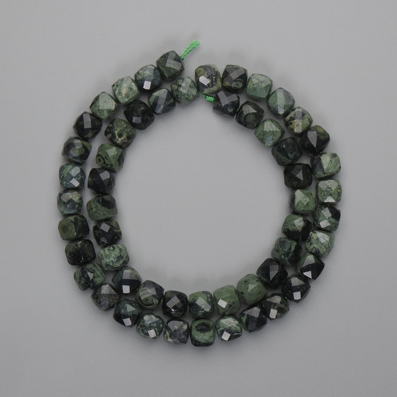 Perles jaspe océanique facettées en cube 7×7 mm, longueur 39 cm ±