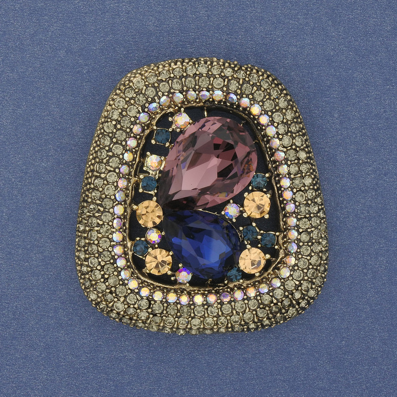 Broche-pendentif «Accent», cristaux et strass, métal doré, 45×30–40 mm+