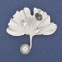 Broche feuille avec perle blanche, strass, métal argenté 45×45 mm+