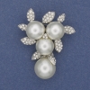Broche-pendentif perles blanches et strass, métal argenté, 44×36 mm+