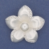 Broche-pendante «Fleur» couleur nacrée, perle blanche, strass, métal argenté, 47 mm+