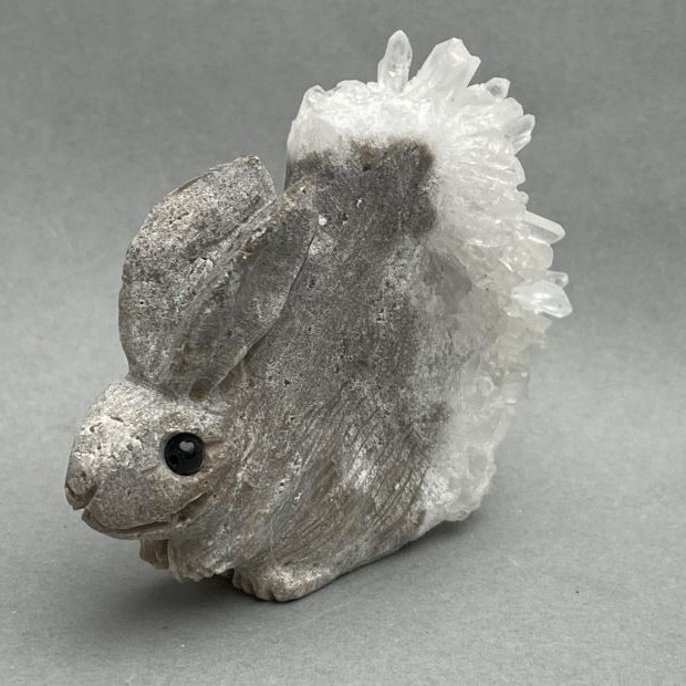 Statue souvenir Lapin avec druse cristalline 58×67×29 mm+