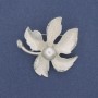 Broche Feuille avec perle, strass, émail, métal argenté, 46 mm+
